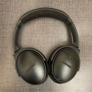 Bose QuietComfort 35 wireless noise-cancelling headphones in Black